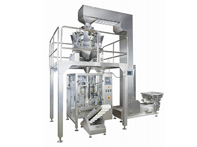 Combinaison de machine d'emballage principale et peseuse multi-têtes